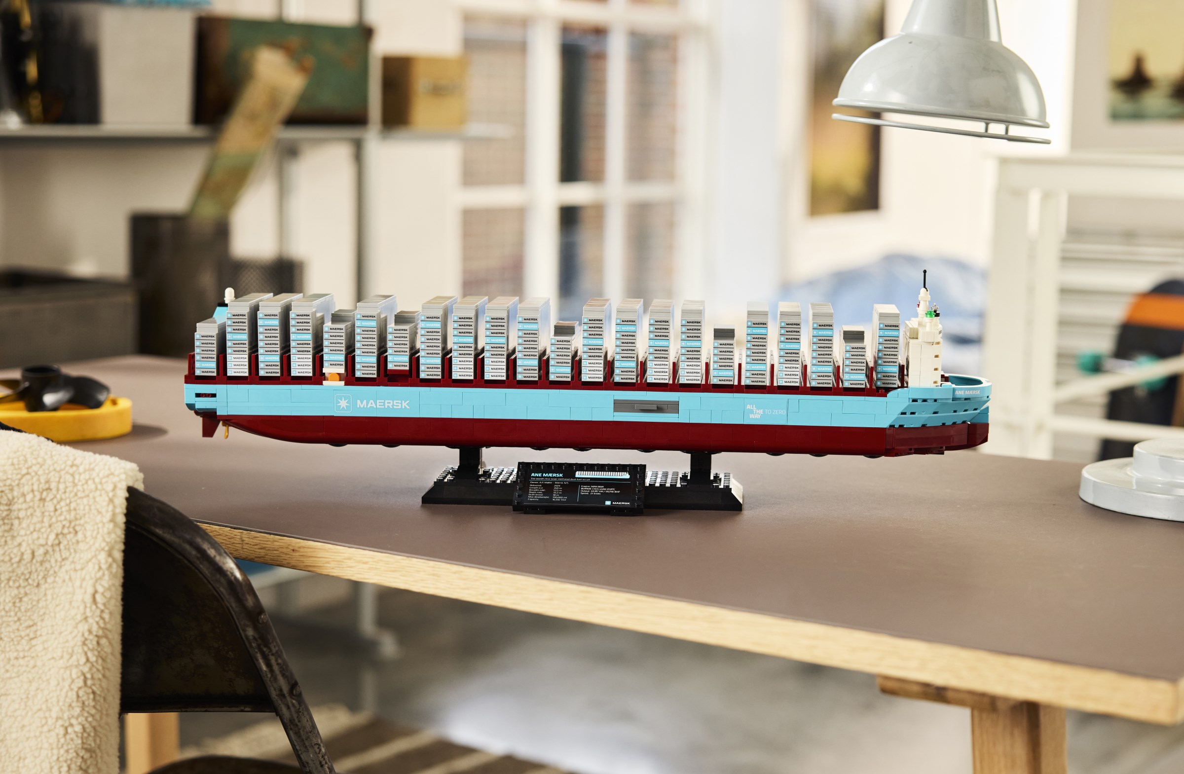 LEGO 40955 Maersk Dual-Fuel Container Vessel official images